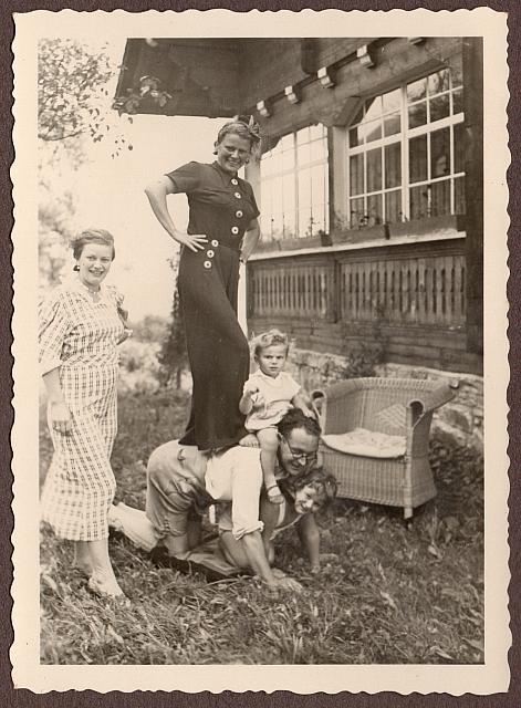 C-1936-00-Album 06-287-011 d