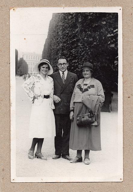 C-1925-Oma v Elle-294-005