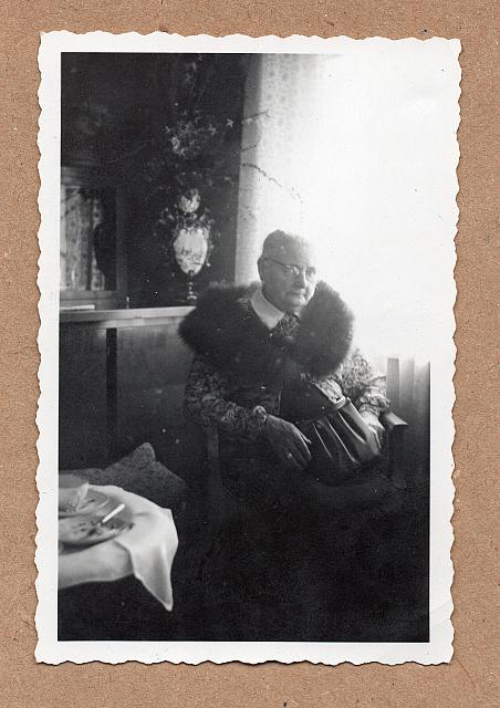 C-1925-Oma v Elle-294-011